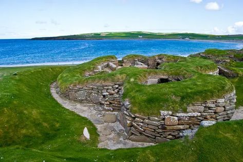 16 amazing historical places in the world to visit at least once 7 Skara Brae, Orkney Islands, Ancient Village, West Coast Scotland, Castles In Scotland, Visiting England, Mysterious Places, Ancient World, Island Tour