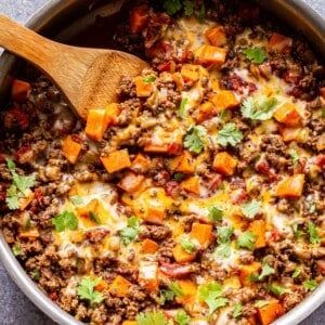 Southwest Ground Beef and Sweet Potato Skillet - Recipe Runner Beef And Sweet Potato, Sweet Potato Skillet Recipes, Crockpot Recipes Ground Beef, Sauteed Chicken Breast, Crockpot Recipes Chicken, Recipes Using Ground Beef, Sweet Potato Skillet, Healthy Ground Beef, Ground Beef And Potatoes