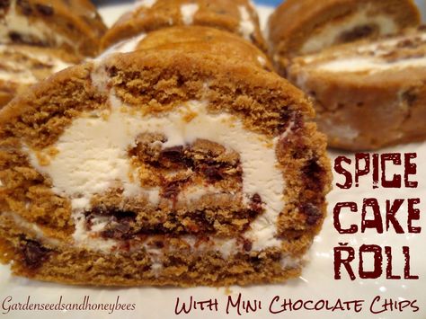 Spice Cake Roll Spice Roll Cake, Spice Cake Roll, Cake Roll Recipes Easy, Dessert Rolls, Yule Logs, Jelly Roll Cake, Swiss Cake, Box Cake Recipes, Roll Cakes