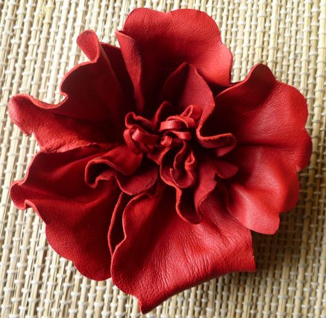 Diy Leather Flowers, Leather Flower Tutorial, How To Make Leather, Leather Jewels, Leather Flower, Leather Scraps, Leather Art, Sewing Leather, Leather Flowers