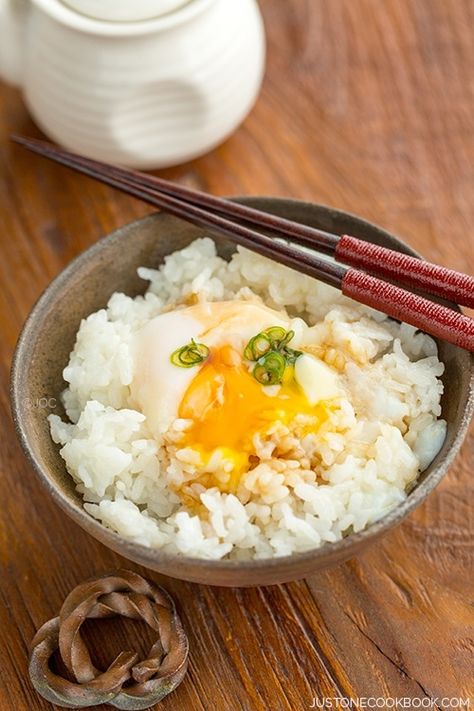 Onsen Tamago (Hot Spring Eggs) | Easy Japanese Recipes at JustOneCookbook.com Tamago Recipe, Onsen Tamago, Koreansk Mad, Just One Cookbook, Breakfast Bowls Recipe, Japanese Diet, Easy Japanese Recipes, Mapo Tofu, Easy Rice Recipes