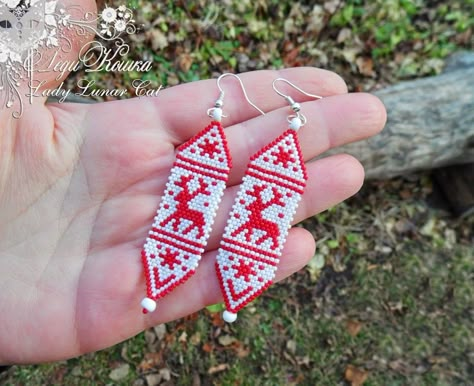 Free pattern for Christmas Earrings | Beads Magic ~ Seed Bead Tutorials Free Beading Patterns, Free Beading Tutorials, Beads Magic, Art Perle, Holiday Beading, Beading Patterns Free, Beading Jewelery, Brick Stitch Earrings, Seed Bead Patterns