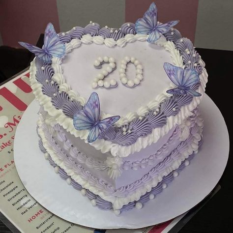 Vintage Cake Design Purple, 18th Birthday Ideas Purple, Lavender Purple Birthday Theme, Cute Purple Birthday Cakes, Lavender Vintage Cake, Purple 21st Birthday Cake, Lavender Heart Cake, Purple Heart Shaped Cake, Purple Birthday Cake Aesthetic