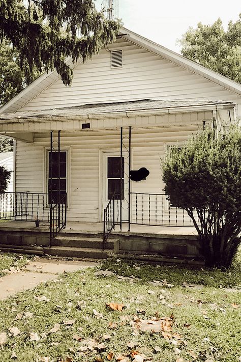 Column Makeover, Simple Front Porch, Porch Renovation, Front Porch Landscape, Front Porch Remodel, Concrete Front Porch, Farmers Porch, Modern Front Porches, Front Porch Columns