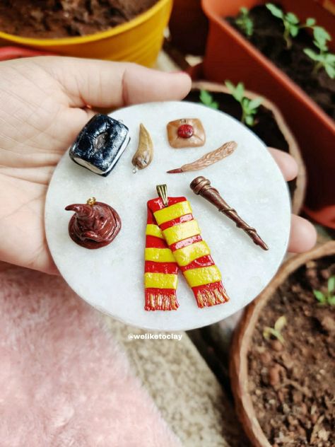 Polymer Clay Harry Potter Miniatures, Harry Potter Clay Charms, Polymer Clay Harry Potter Ideas, Ceramic Harry Potter, Harry Potter Clay Crafts, Harry Potter Air Dry Clay Ideas, Air Dry Clay Harry Potter, Harry Potter Clay Art, Harry Potter Ceramics Ideas