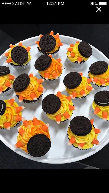 Saw these fantastic Solar Eclipse cookies online on Twitte… | Flickr Eclipse Cookies, Moon Food, Solar Eclipse Activity, Eclipse Party, Food Activities, Cupcake Cake Designs, Party Food Buffet, Themed Desserts, Lunar Eclipse