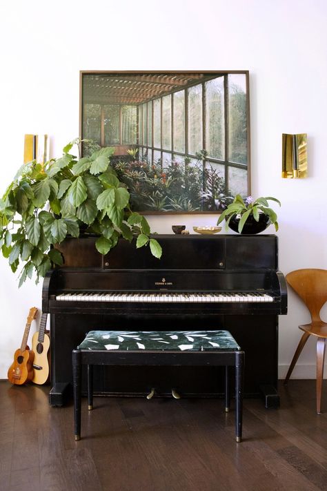 Create a sophisticated yet bohemian aesthetic by displaying house plants on a piano Piano Nook, Piano Corner, Piano Styling, Boho Decor Diy, Moon Museum, Piano Room Decor, Piano Living Rooms, Living Room Makeover Ideas, Room Makeover Ideas