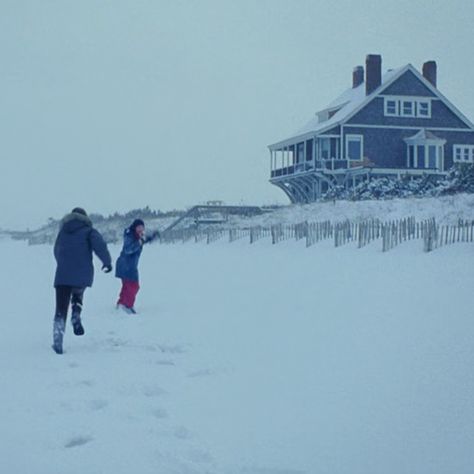 Jim Carrey and Kate Winslet in Eternal Sunshine of the Spotless Mind - 2004 Meet Me In Montauk, Snow On The Beach, Michel Gondry, Cinema Quotes, Eternal Sunshine Of The Spotless Mind, Indie Films, Jim Carrey, Eternal Sunshine, Kate Winslet