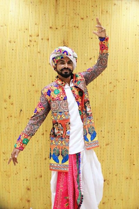 Navratri Kediyu For Man, Navratri Mens Outfit, Navratri Dress For Man, Garba Outfit For Men, Navratri Outfits For Men, Tea Counter, Krishna Clothes, Sindhi Dress, India Fashion Men