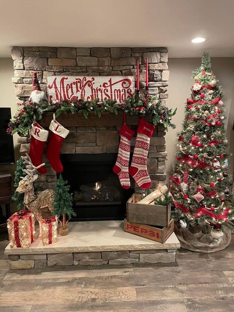 Christmas Fireplace Hearth Decor, Diy Christmas Mantel Decor Fireplaces, Christmas Decor Ideas Fireplace Mantles, Christmas Decor Ideas For Living Room Fireplaces, Christmas Chimney Decoration, Chimney Christmas Decor, Christmas Mantles Ideas Fireplaces, Christmas Decorations Fireplace, Fireplace Christmas Decorations