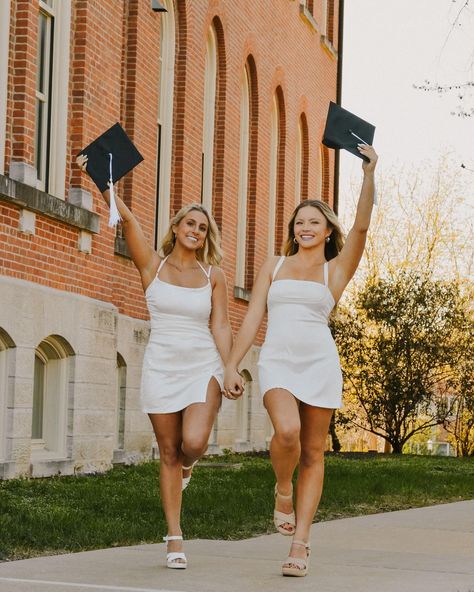 grad pics with your roomie >> Nursing Grad Pictures With Friends, Graduation Poses For Two People, Roommate Graduation Pictures, Friend Graduation Pictures, Nursing School Graduation Pictures, College Decision, College Grad Pictures, Nursing Graduation Pictures, College Graduation Pictures Poses