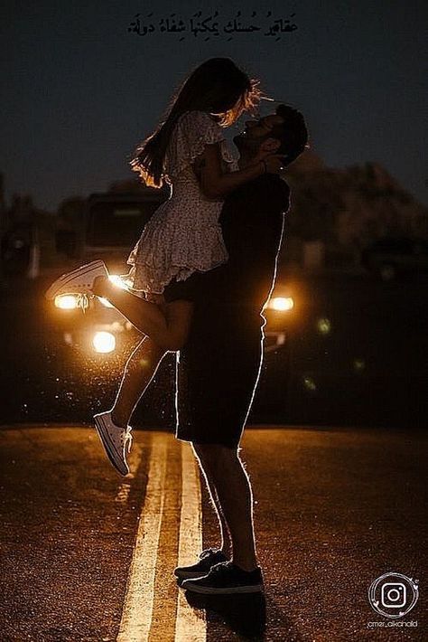 Couple Photoshoot Night Lights, Headlight Pictures Ideas Couples, Nighttime Couples Photography, Couples Night Photography, Engagement Photos At Night, Most Romantic Couple Photography, Couple Night Photography Romantic, Night Time Couples Photoshoot, Night Vibes Couple