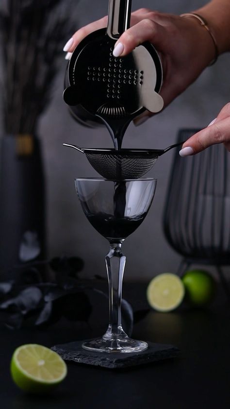 gin.loving.couple on Instagram: 🍸 BLACK GIMLET 6 cl Gin 1,5 cl Lime Juice 1,5 Simple Syrup 1 Bar Spoon Activated Charcoal ================= Measure all liquids into a… Mocktail Glasses, Creative Cocktail Garnishes, Cold Tea Recipes, Easy Gin Cocktails, Themed Cocktails, Halloween Drinks Alcohol, Black Food Coloring, Liquor Recipes, Drink Garnishing