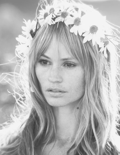 Daisy Chain. Photography Lauren & Abby Ross Daisy Flower Crown, Daisy Theme, Daisy Crown, Infinity Wallpaper, Chain Headpiece, Face References, Bohemian Wedding Inspiration, Daisy Wedding, Flowers In Her Hair