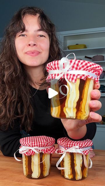 Carolina Gelen on Instagram: "HONEY BUTTER JARS — a fun, last minute gift idea: whip the room temperature butter (I used salted butter) for 1 to 2 minutes with the whisk attachment until light and fluffy. Add the whipped butter to a piping bag and pipe it on the sides of a jar, chill the jar for a couple of minutes in the freezer and fill the rest of the jar with honey. #honeybutter #butter #buttercream #honey #giftideas #gifts #gift #cooking #dessert" Honey Butter Jars, Christmas Cranberry Honey Butter, Gifts In A Jar Ideas Diy Christmas, Baking Gift Basket Ideas, Christmas Baskets Gift Ideas, Cranberry Honey Butter, Honey Filling, Baked Gifts, Room Temperature Butter