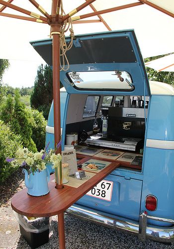 I love how this concession idea lets you keep the main camper van for yourself and only needs access to the back of your vehicle for a pop-up cafe with an umbrella. Great way to make money on a road trip, or use the family vehicle for some quick cash at the weekend farmers' market. Volkswagen Bus Interior, Vw Kampeerwagens, Kombi Food Truck, Kombi Trailer, Foodtrucks Ideas, Cargo Van Conversion, Kangoo Camper, Minivan Camper Conversion, Mini Vans