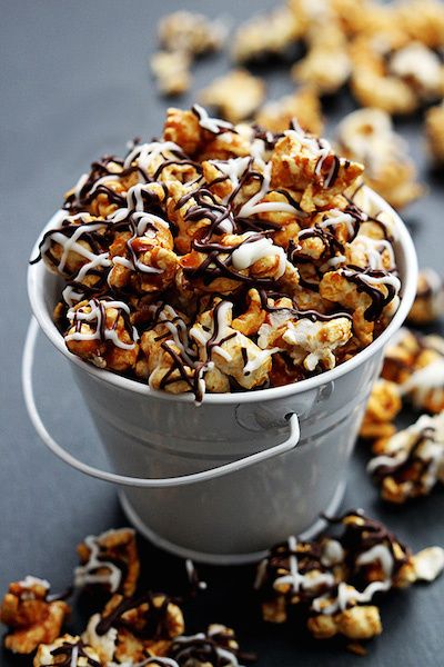 Popcorn is the ultimate movie treat. In fact, a flick without popcorn is like Olaf without summer. ET without a Speak ‘n’ Spell. The LEGO Movie without awesome. You get the idea. Make your next movie night really pop with fun and creative popcorn recipes (none of that microwavable stuff!). Click through our album for 13 tasty varieties, from caramel Nutella to red velvet. Yummy Popcorn Recipes, Caramelized Popcorn, Popcorn Toppings, Caramel Corn Recipes, Salty Popcorn, Healthy Dessert Recipes Easy, Chocolate Popcorn, Flavored Popcorn, Caramel Corn