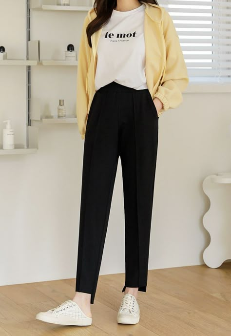 Follow for more interesting content https://whispers-in-the-wind.com/professional-womens-clothing-elevate-your-work-wardrobe/?best-friend Smart Casual Women Outfits, Casual Women Outfits, Stylish Outfits Casual, Simple Casual Outfits, Smart Casual Women, Color Combos Outfit, Smart Casual Style, Fashion Top Outfits, Korean Casual Outfits