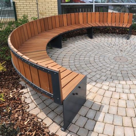 Wood and metal circular fire pit seating design Curved Outdoor Benches, Garden Bench Seating, Outdoor Bench Seating, Fire Pit Seating Area, Wooden Benches, Outdoor Garden Bench, Diy Bench Outdoor, Curved Bench, Wooden Garden Benches