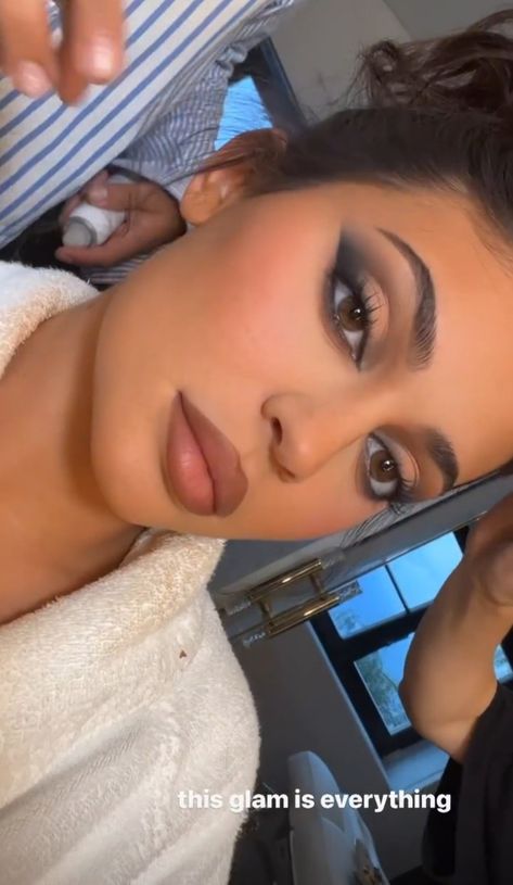 Makeup For Grey Dress, Dinner With Family, Ball Makeup, Grey Makeup, Light Makeup Looks, Peach Makeup, Prom Eye Makeup, Eye Makeup Styles, Doll Eye Makeup