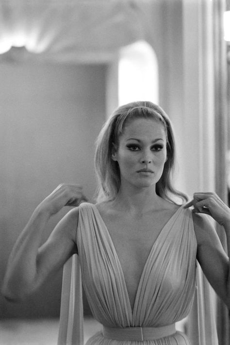 Pencil Tricks, Actresses Aesthetic, Aesthetic Boutique, Eyeliner Tutorials, George Peppard, James Bond Girls, Ursula Andress, Photographie Portrait Inspiration, Bond Girls