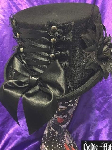 Gothic Hats, Mad Hatter Top Hat, Gothic Jewelry Diy, Steampunk Top Hat, Ladies Jewellery, Steampunk Crafts, Mad Hatter Hats, Victorian Hats, Steampunk Hat