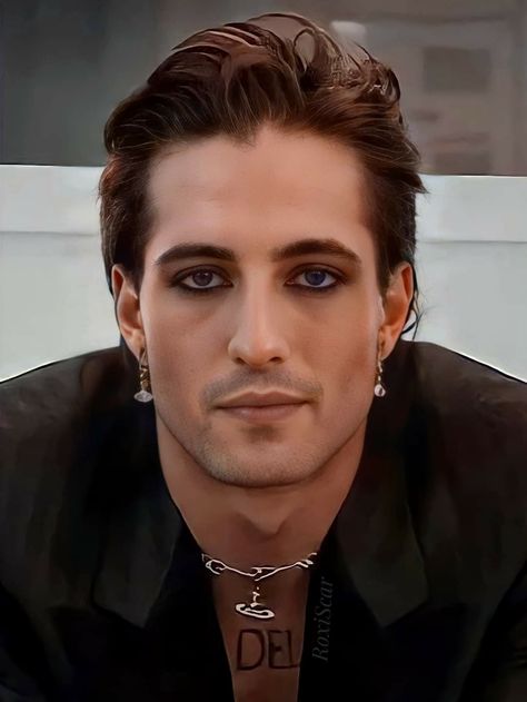 Damiano David Photoshoot, Vampire Men’s Makeup, Male Pirate Makeup, Vampire Men Makeup, Men Wearing Eyeliner, Men’s Eyeliner, Eyeliner Male, Guy Makeup Looks, Guy Eyeliner