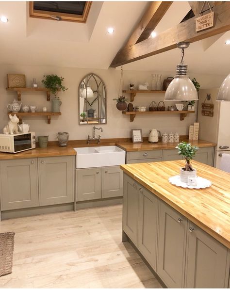 Oak Worktops, Kitchen Post, Farmhouse Kitchen Design, Cottage Kitchens, Kitchen Diner, Cottage Kitchen, Kitchen Style, Kitchen Styling, Rustic Kitchen