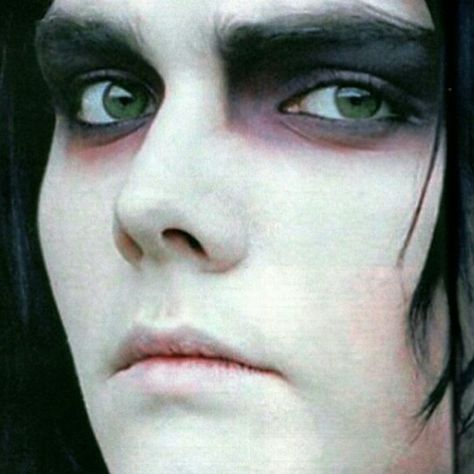 gerard's massive anime eyes <3 Masc Alt Makeup, Emo Makeup Looks 2000s, Mcr Makeup, Goth Makeup Men, Masculine Goth Makeup, 2000s Emo Makeup, Emo Makeup 2000s, Emo Boy Makeup, Masculine Makeup