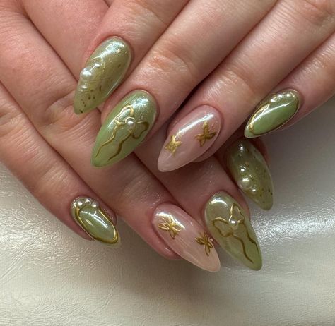 Green Butterfly Nail Designs, Tinker Bell Nails Designs, Tinkerbell Inspired Nails, Tiana Inspired Nails, Tinkerbell Nails Designs, Tinker Bell Nails, Fairy Tale Nails, Shrek Nails, Fairy Nails Designs