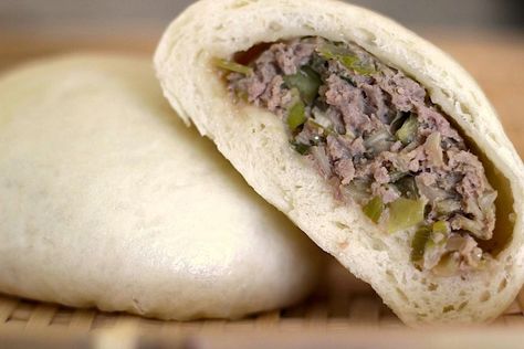 Pork Bun Recipe, Japanese Steamed Buns, Beef Buns, Steamed Pork Buns, Pork Bun, Chicken Buns, Chinese Beef, Steamed Pork, Pork Buns