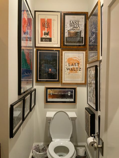 Downstairs Toilet Gallery Wall, Separate Toilet Room Decor, Photo Wall Bathroom, Gallery Wall Powder Room, Powder Room Gallery Wall, Toilet Room Art, Art Above Toilet, Water Closet Decor, Interior Design Toilet