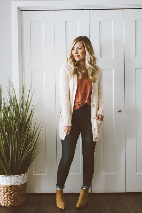 How to Wear Ankle Boots with Jeans — Adrianna Bohrer Cream Cardigan Outfit, Cardigan Outfit Spring, Jeans Boots Outfit, Sweater Cardigan Outfit, Ankle Boots With Jeans, Tee Shirt Outfit, How To Wear Ankle Boots, Booties Outfit, Look Short