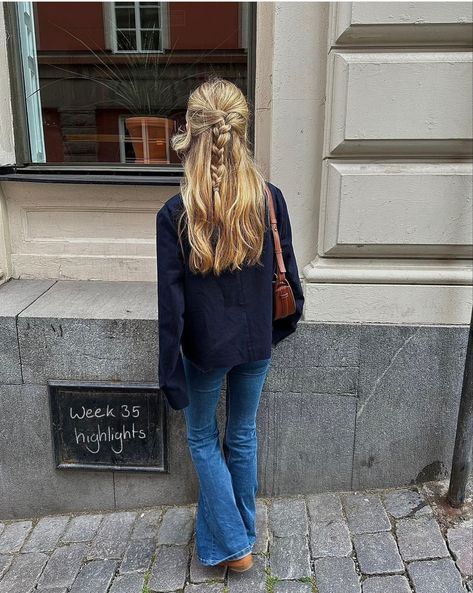 Cognac Bag, Hairstyle Examples, Boots Jeans, Fairy Hair, Hair Stylies, Work Hairstyles, Jeans Fashion, Stockholm Fashion, Style Aesthetic