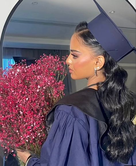 Caps Graduation, Graduation Hairstyles With Cap, Cap Hairstyles, Hairstyles For Seniors, College Graduation Photoshoot, Weave Hairstyles Braided, Graduation Look, Grad Hat, Graduation Photography Poses