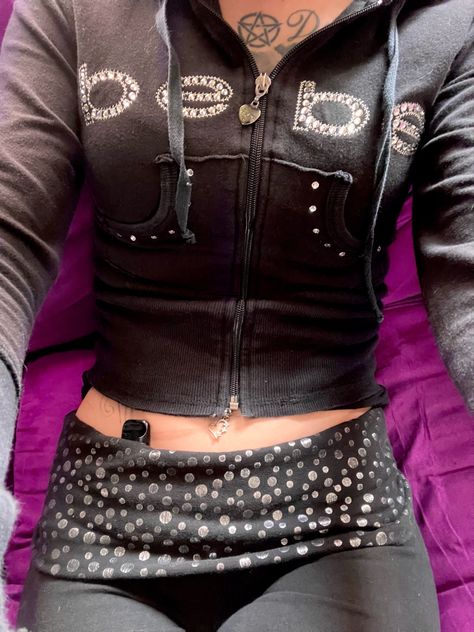 Bebe Jacket Y2k, Fold Over Leggings Outfit Y2k, Bebe Outfit Y2k, Mc Bling Aesthetic, Mc Bling Outfit, Black Mcbling, Early 2000 Fashion, Y2k Winter Outfits, Mc Bling