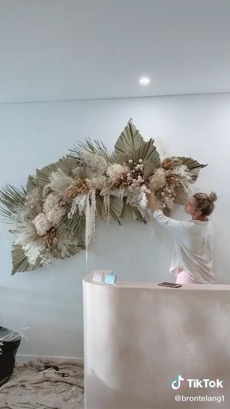 Gorgeous DIY floral wall decor [Video] | Diy floral wreath, Flower wall decor diy, Floral wall decor Diy Boho Dried Flower Arrangements, Dried Flower Wall Installation Diy, Boho Arrangements Decor, Dried Palm Wall Decor, Dried Palm Leaf Wall Decor, Chicken Wire Flower Arrangements On Wall, Dried Pampas Decor, Flower Arrangement With Pampas, Dried Floral Wall Installation