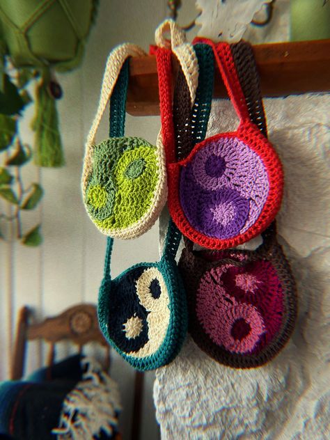 ☯️Yin Yang Cotton Crochet Crossbody Purse☯️ Adorable Yin Yang handmade crochet cross body purse. Comes with a hand sewn lining inside and measures about 6 inches across and a witch of 2.5 inches. Strap can be made any length, but if not specified I make it to be around 42 inches total. HOW LONG WILL IT TAKE? These are MADE TO ORDER. Please allow 2-4 weeks for creation time, processing, and shipping. WHAT WE NEED: -Color choices! MATERIAL: Cotton Follow us on Instagram for first dibs @kozmicblues Spiritual Crochet Patterns, Unique Crochet Bag Ideas, Usable Crochet Projects, Crochet Ying Yang, Funky Crochet Projects, Spiritual Crochet, Crochet Yin Yang, Crochet Purse Strap, Diy Crochet Blanket