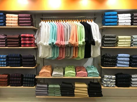 Men Clothing Store Design Ideas, Mens Store Display, Cloth Showroom, Retail Clothing Display, Clothing Boutique Decor, Clothing Showroom, Kids Clothing Store Design, Clothing Store Displays, Retail Design Display