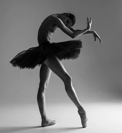 Ballet Photography Poses, Maria Khoreva, Ballerina Photography, Ballerina Poses, Dancing Poses, Ballet Body, Dancers Body, Dance Picture Poses, Ballet Studio