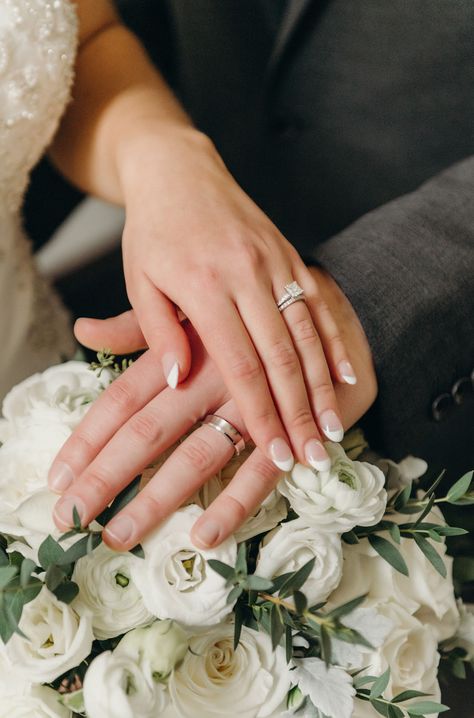 Bride and grooms hands on bouqet of white roses showing wedding rings.   #weddingrings #ringshotinspo #ringshot #detailshots #whitebouquet Wedding Ring Images, Wedding Ring Hand, خواتم خطوبة, Wedding Ring Photography, Wedding Ring Pictures, Engagement Photography Poses, Wedding Portrait Poses, Hand Photography, Wedding Rings Photos