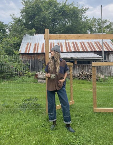 Gardener Style Clothes, Countryside Fashion Aesthetic, Patterned Overalls Outfit, Summer Gardening Outfit, Outdoorsy Outfits Women, Bluegrass Aesthetic Outfit, Farm Style Outfits, Farmercore Outfits, Lesbian Granola Fashion