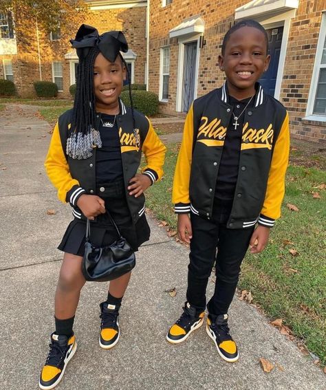 Brother Sister Outfits, Black Kids Fashion, Matching Sibling Outfits, Baby Boy Outfits Swag, Family Photoshoot Outfits, Baby Fashionista, Sibling Outfits, Cute Outfits With Jeans, Twin Outfits