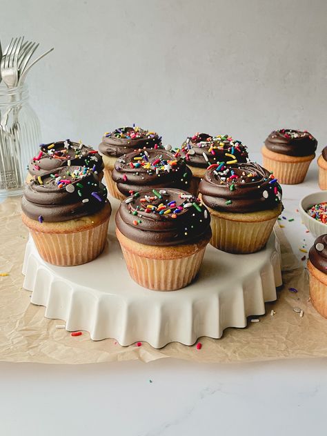 Vanilla Cupcakes with Chocolate Frosting Chocolate Sprinkle Cupcakes, Vanilla Cupcakes Chocolate Frosting, Cupcakes Business Ideas, Chocolate Cupcake Decorating Ideas, Chocolate Cupcakes Birthday, Chocolate Birthday Cupcakes, Chocolate Cupcakes Decoration, Cupcakes Aesthetic, Frosting For Chocolate Cupcakes