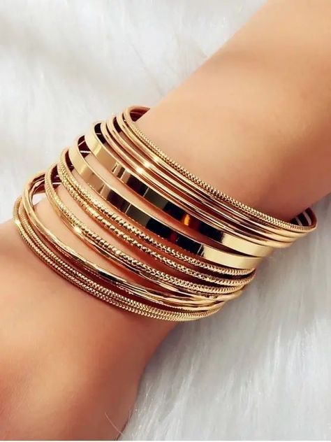 خواتم خطوبة, Minimalist Bangle, Minimalist Bohemian, Gold Bangles For Women, Modern Gold Jewelry, Bohemian Minimalist, Jewelry Set Design, Fancy Jewellery Designs, Stacking Bracelets