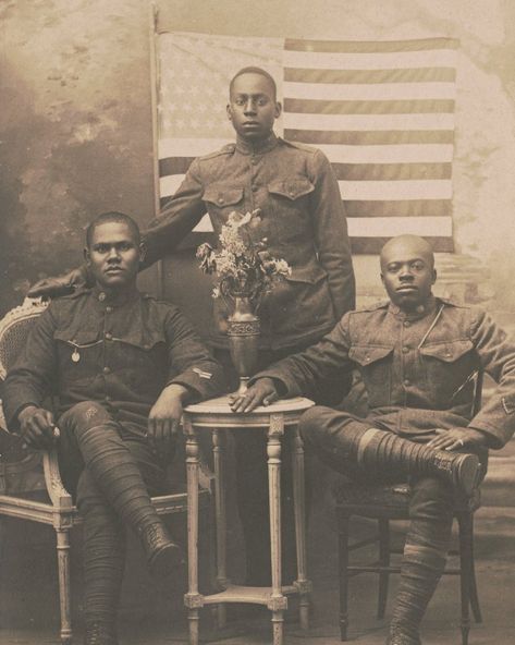 Harlem Hellfighters, Pic Wall, Black Photos, African American History Facts, Ww1 Soldiers, African American Wall Art, American Photo, American Military, African People