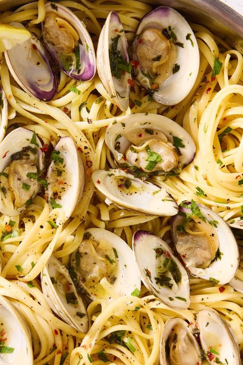 Linguine with Clams Clams Pasta, Clam Pasta Recipe, Pasta With Clam Sauce, Spaghetti With Clams, Linguine With Clams, Spaghetti Vongole, Clam Pasta, Pasta Puttanesca, Grilled Oysters