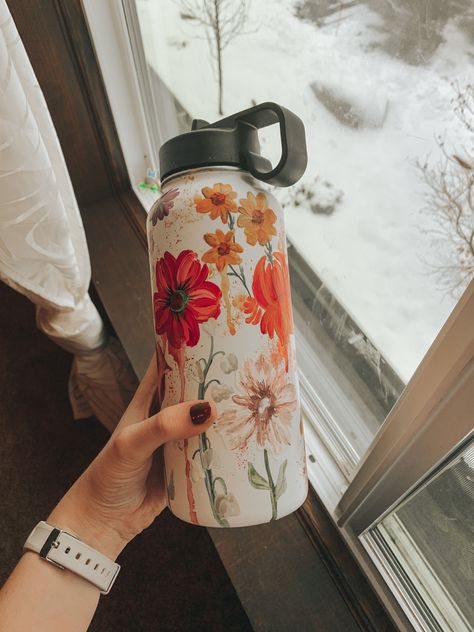 Water Bottle Painting Ideas Flowers, Painting Hydro Flask Ideas, Hand Painted Water Bottle, Aesthetic Water Bottle With Stickers, Painting Water Bottle, Painting On Water Bottles, Water Bottle Painting Ideas, Water Bottle Painting, Painted Hydroflask