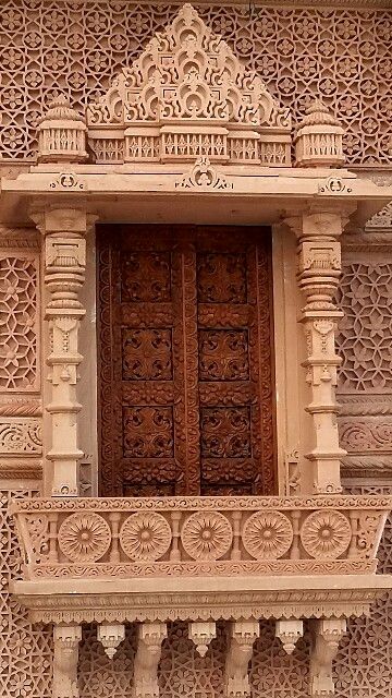 Temple Wall Design, Temple Carvings, Temple Wall Art, Ancient Paper, Wall Carvings, Arte Yoga, Indian Temple Architecture, Fantastic World, Main Entrance Door Design