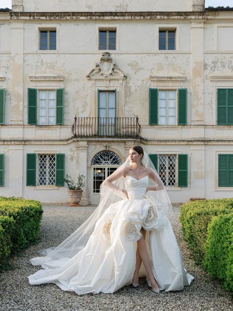 Monique Lhuillier Bridal Concept Shoot, Bridal Lookbook, Monique Lhuillier Wedding Dress, Monique Lhuillier Bridal, Wedding Couture, Contemporary Bridal, Gala Fashion, Dress Code Wedding, Natalia Vodianova